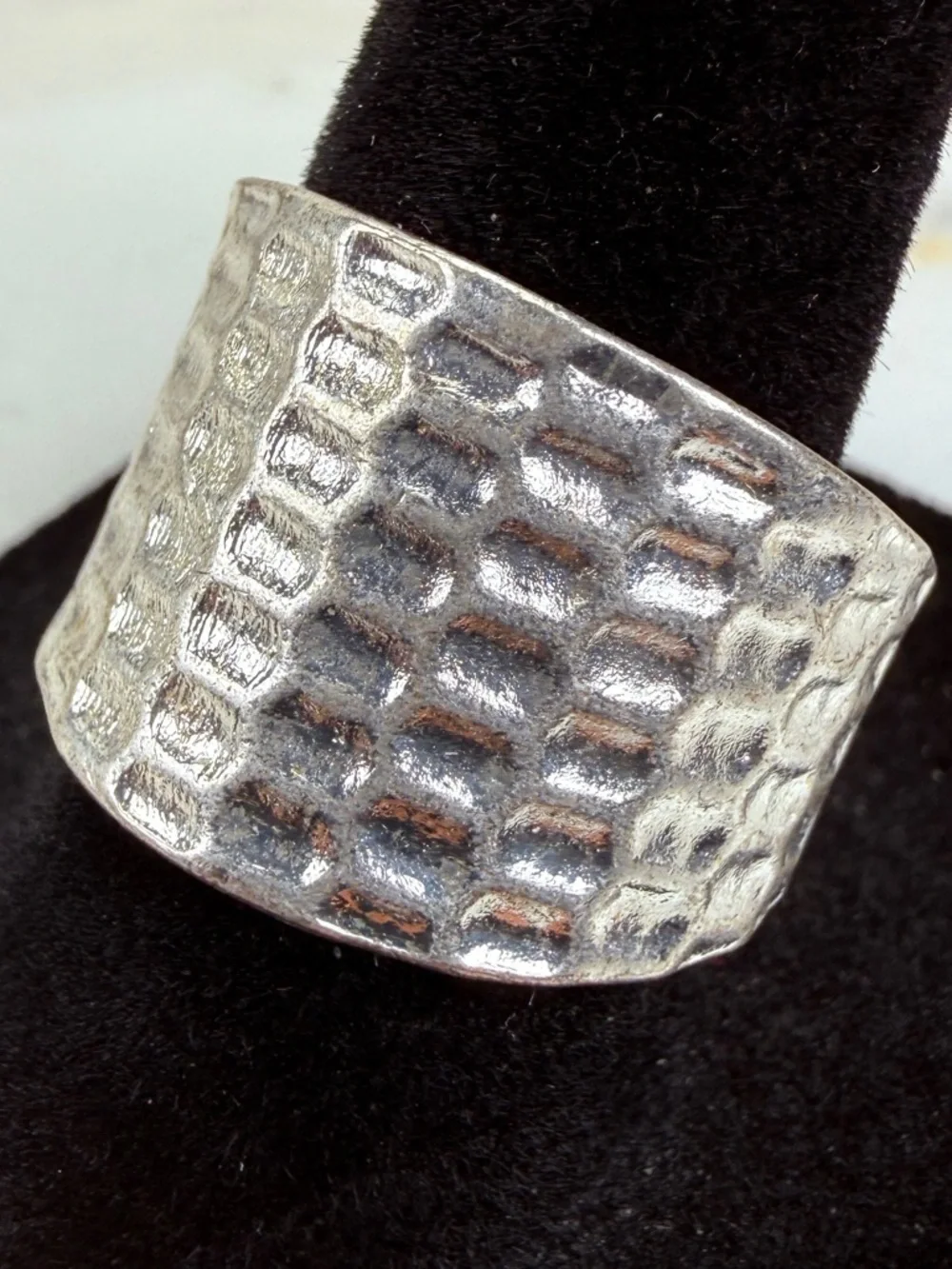 Beautiful Silvertone hammered size 7 3/4 ring